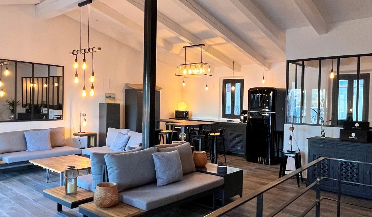 Salon lumineux appartement à vendre Calvi centre ville